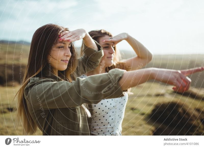 Glückliche weibliche Reisende genießen die Freiheit am Meer Frauen Seeküste Brise frisch fliegendes Haar Schwester stehen Harmonie Landschaft Zusammensein