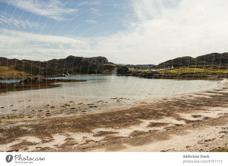 See mit Sandstrand und Bergen in Schottland Berge u. Gebirge Klippe Highlands Felsen Strand Wasser Landschaft Schottisch Sommer reisen Tourismus Natur Abenteuer