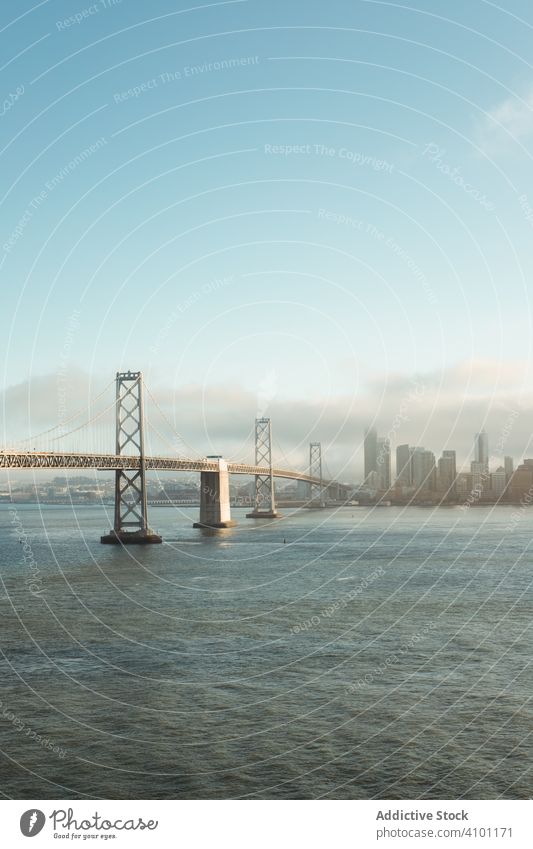 Lange Brückenkonstruktion über welliges Wasser zur Stadt Stadtzentrum Architektur Struktur Landschaft MEER Berge u. Gebirge Bogen Meer reisen Insel Natur