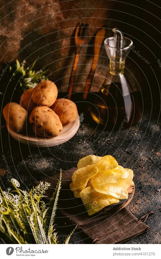 Pommes frites und Bratkartoffeln auf dem Tisch Chips Kartoffel Knusprig geschmackvoll Lebensmittel Snack knackig ungesund schnell lecker Trödel Mahlzeit