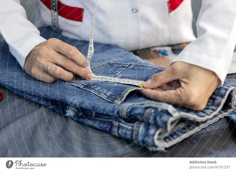 Arbeitende Frau bei der Kontrolle von Textilfabriken Industrie Fabrik Bekleidung Herstellung Arbeiter Maschine Nähen Hände Gewebe Hose Blue Jeans Beruf