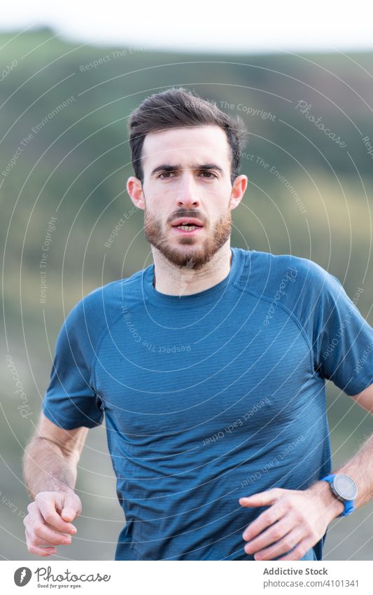 Sportler in Sportkleidung beim Joggen am einsamen Strand rennen Seeküste Berge u. Gebirge Meeresufer leer Training passen Übung Athlet aktiv Gesundheit