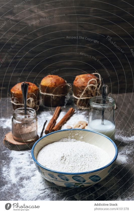 Weihnachtspanettone und Zutaten für das Rezept auf einer Holzunterlage Panettone Kuchen Bestandteil backen Mehl Feiertag Weihnachten Lebensmittel Bäckerei Brot