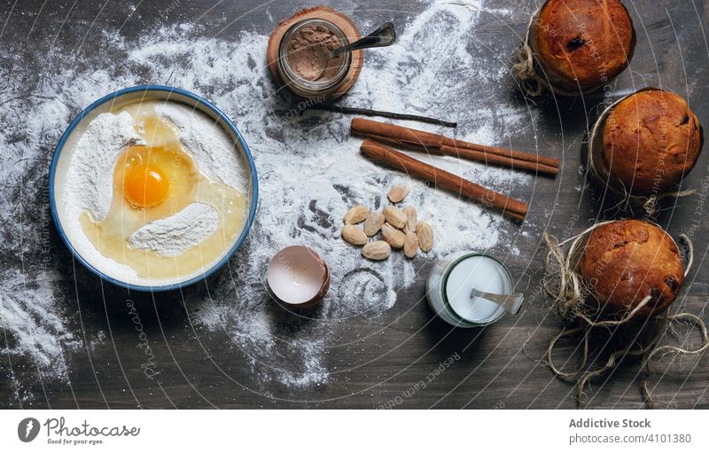 Zutaten für Weihnachtskuchen Rezept auf dem Tisch mit Mehl bestäubt Bestandteil Kuchen Panettone backen Brot Weihnachten Dessert Lebensmittel Vorbereitung Ei