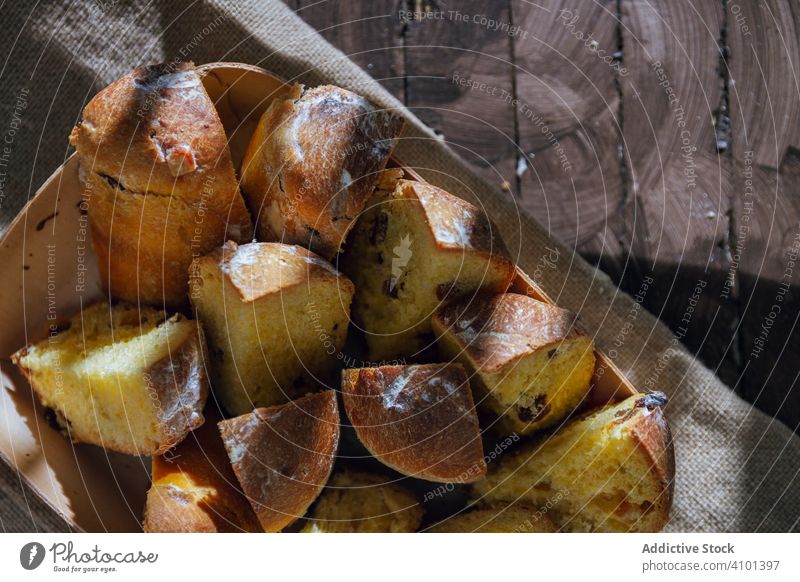 Tablett mit hausgemachten Panettone-Stücken Dessert selbstgemacht Kuchen Eimer Spielfigur geschnitten backen Brot Weihnachten Lebensmittel traditionell