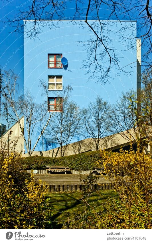 Blaues Haus vor blauem Himmel abend architektur berlin büro city deutschland dämmerung froschperspektive hauptstadt haus himmel hochhaus innenstadt mitte modern