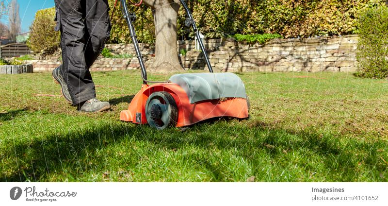 Gartenarbeit im Frühling. Vertikutieren im Garten zur Verbesserung der Rasenqualität im Frühjahr. männlich Arbeiter Mann Gärtner Bodenbelüftung Grass Belüftung