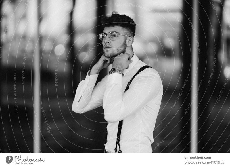 Gentleman gentleman hosenträger style Schwarz-Weiß-Fotografie Hosenträger Hemd Erwachsene maskulin Porträt Junger Mann 18-30 Jahre Lifestyle Mode Coolness