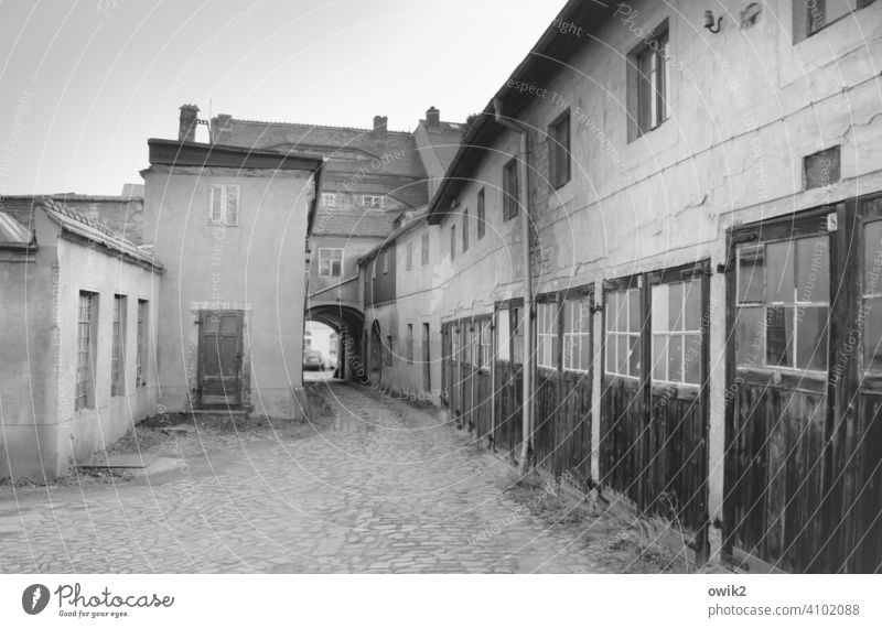 Bautzen, Hinterhof Häuser alt historisch Centralgaragen Torbogen Garagen Tore geschlossen Gelände verwinkelt Fenster Wand Fassade grau Straßenpflaster Gebäude