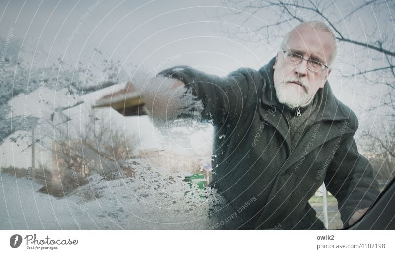 Nebenjob Auto Frontscheibe vereist Winter Glasscheibe Eis kalt frostig PKW kratzen gefroren unangenehm mühevoll mühsam Außenaufnahme Farbfoto Nahaufnahme