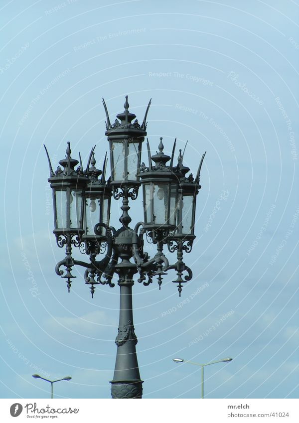 Kampf der Kulturen Laterne Semperoper Dresden klassisch Straßenbeleuchtung Reichtum Licht Europa alt modern neu