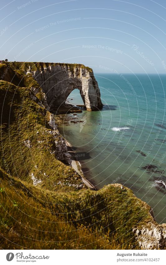 Wunderschöner Blick auf den Ozean. Blaues Meerwasser und felsige Klippen Felskante Steilküste am Meer MEER Meeresstrand ozeanisch Meeresufer Seeseite Meerblick