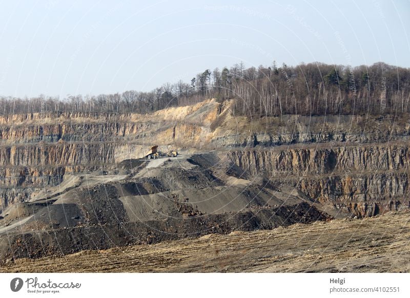 Gesteinsschichten im Steinbruch Gesteinsabbau Sandstein Tonschiefer Abbau Hartsteinschichten Flöze Schiefer Tongestein Industrieanlage Fossilien Fahrzeug