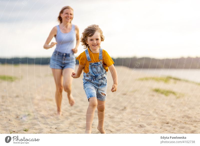 Mutter und ein Kind, die einen Tag am Strand genießen MEER See Feiertage Urlaub Natur Sommer Familie Eltern Sohn Junge Kinder Zusammensein