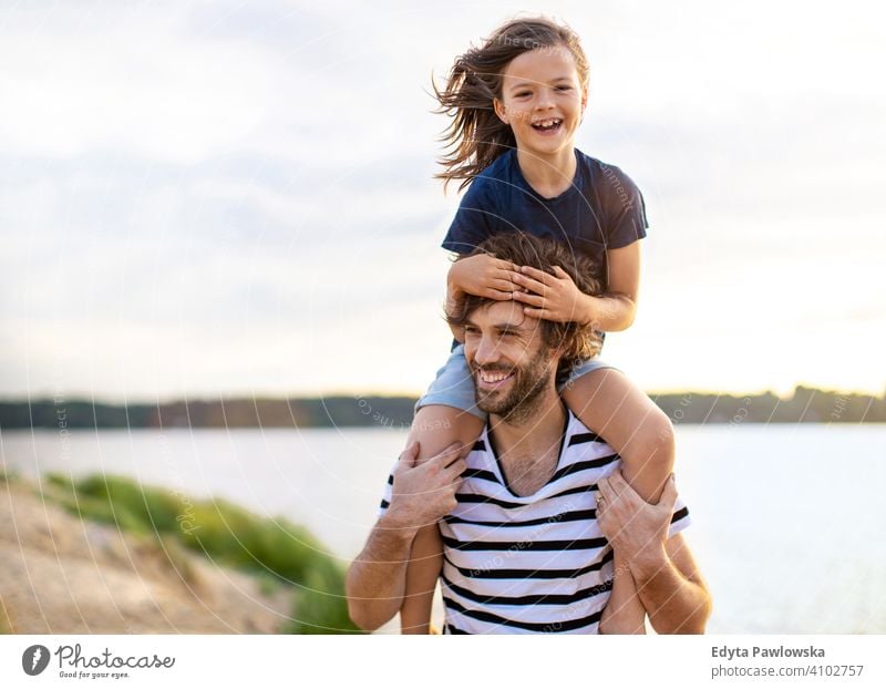 Vater mit einem Kind den Tag am Strand verbringen MEER See Feiertage Urlaub Natur Sommer Familie Eltern Sohn Junge Kinder Zusammensein