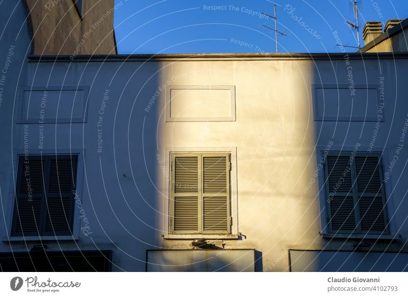 Altbau entlang der Via Piero della Francesca in Mailand Italien Lombardei Architektur Gebäude Großstadt Stadtbild zugeklappt Farbe Tag Außenseite Haus Licht alt