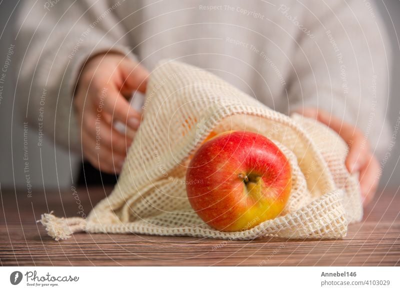 Äpfel in einer umweltfreundlichen Tasche, Umweltfreundliche Tasche mit roten frischen Äpfeln mit Kopierraum, Obst, Gesundheit, Umweltkonzept Öko wiederverwenden