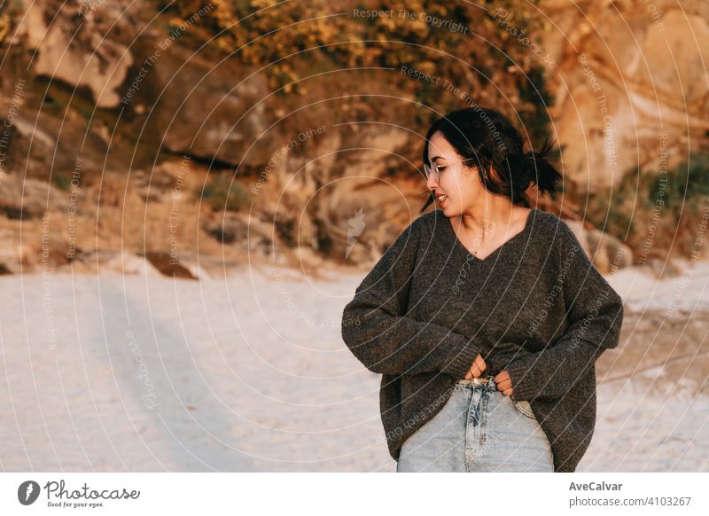 Junge Frau auf Frühling Kleidung am Strand während eines Sonnenuntergangs mit Kopie Raum sorgenfrei Fröhlichkeit Person Genuss Freiheit horizontal Silhouette