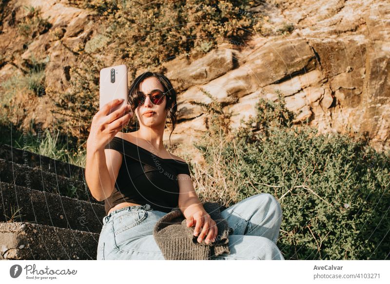 Junge Frau auf Sommerkleidung und Sonnenbrille nehmen ein Selfie lächelnd mit Kopie Raum am Strand Afrikanisch Afro-Look Amerikaner Lächeln Person Gesicht Glück