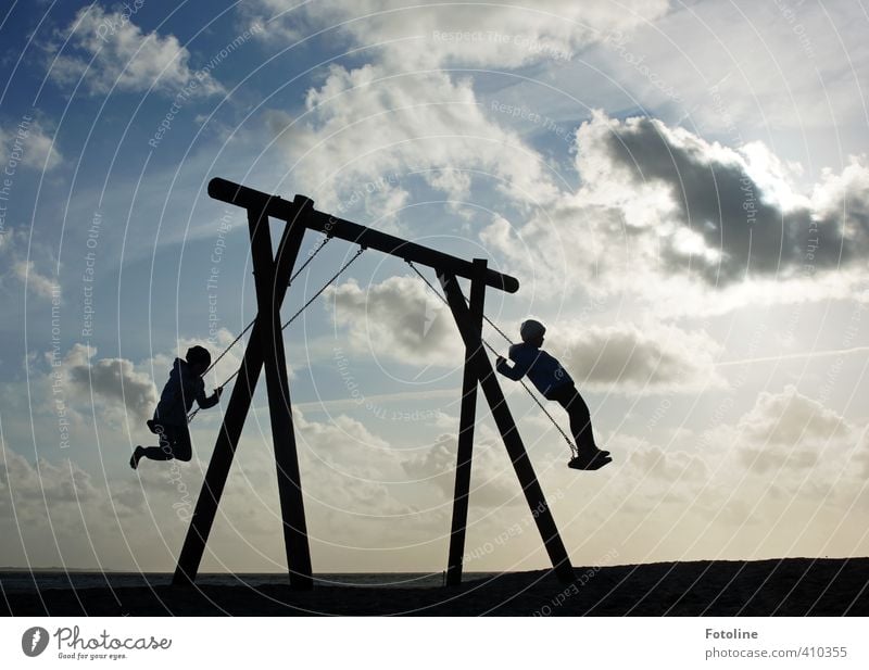 Hach, noch einmal Kind sein! Mensch Geschwister Kindheit 2 Umwelt Natur Landschaft Himmel Wolken frei Fröhlichkeit hell blau schwarz weiß Spielplatz Schaukel