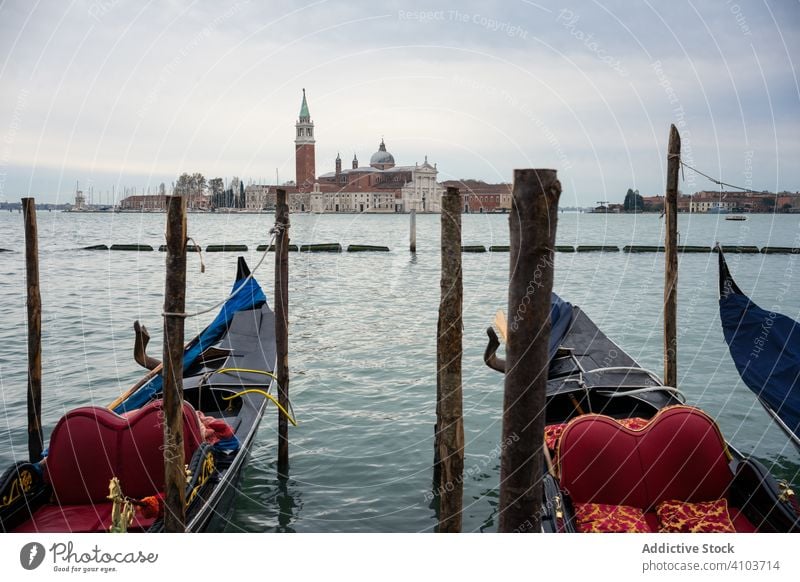 Gondeln auf dem Wasser in der Nähe der antiken Stadt Gondellift Großstadt historisch alt Gebäude Ansicht Cloud bedeckt Venedig Italien Architektur Wahrzeichen