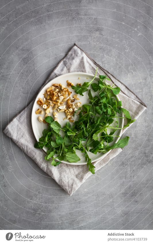 Kräuter und Nüsse auf dem Teller Nut Kraut Bestandteil Koch Salatbeilage Serviette natürlich Küche Gesundheit frisch Lebensmittel Vegetarier Veganer Diät