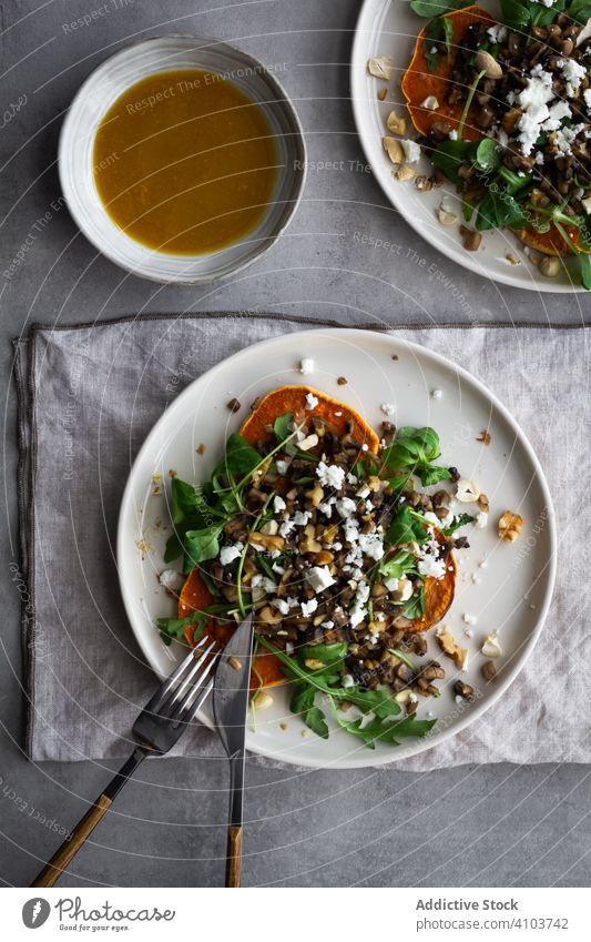 Köstlicher frischer Salat auf dem Tisch Salatbeilage Mittagessen Süßkartoffel gebacken Speise Silberwaren Teller Serviette Küche Gesundheit Lebensmittel