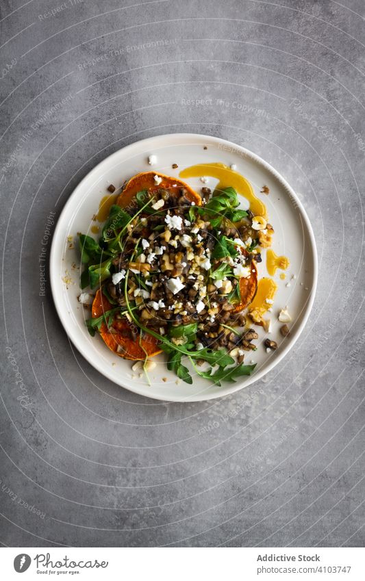 Teller mit leckerem Salat und Gabel Salatbeilage frisch Mittagessen Süßkartoffel gebacken Speise Küche Gesundheit Lebensmittel Mahlzeit Gemüse Kraut Rosmarin