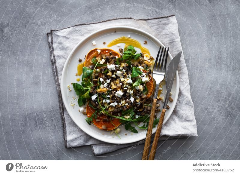 Teller mit leckerem Salat und Gabel Salatbeilage frisch Mittagessen Süßkartoffel gebacken Speise Küche Gesundheit Lebensmittel Mahlzeit Gemüse Kraut Rosmarin