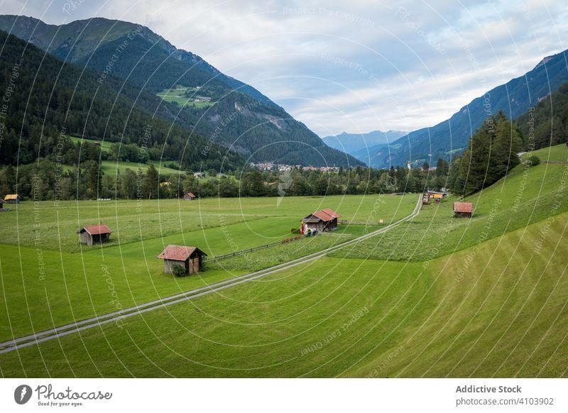 Bauernhäuser in ruhigem grünem Tal Bauernhof Haus Berge u. Gebirge Landschaft ländlich Österreich wolkig Himmel Sommer Saison Feld Wiese Natur Bruchbude Hütte