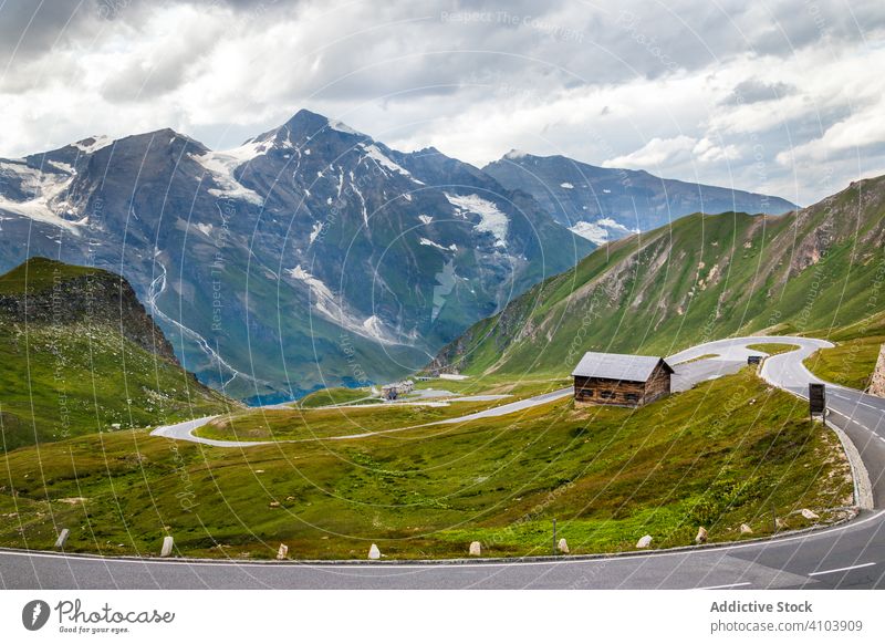 Schneebedeckte Berge an bewölktem Tag Berge u. Gebirge Kamm grün kalt wolkig Himmel Saison alpin Österreich Landschaft Natur Ambitus Felsen malerisch Eis cool