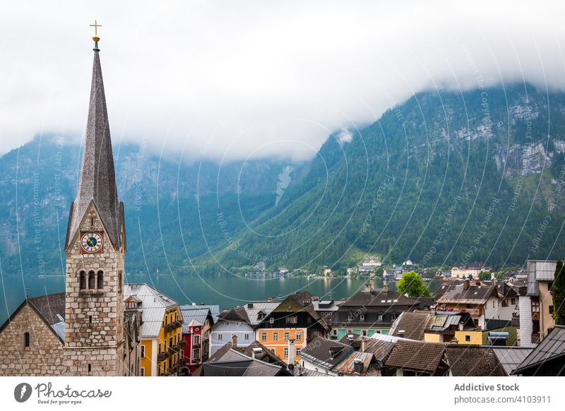 Ruhiger See und Stadt in der Nähe der Berge Berge u. Gebirge Windstille Ufer wolkig tagsüber Landschaft Wasser Österreich malerisch Haus Architektur Außenseite