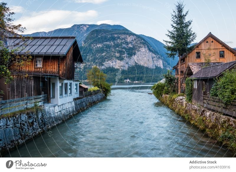 Kanal und Dorf in den Bergen Berge u. Gebirge Wasser Fluss Landschaft Haus Kamm Gelände Österreich malerisch traditionell Stadt Wohnsiedlung strömen fließen