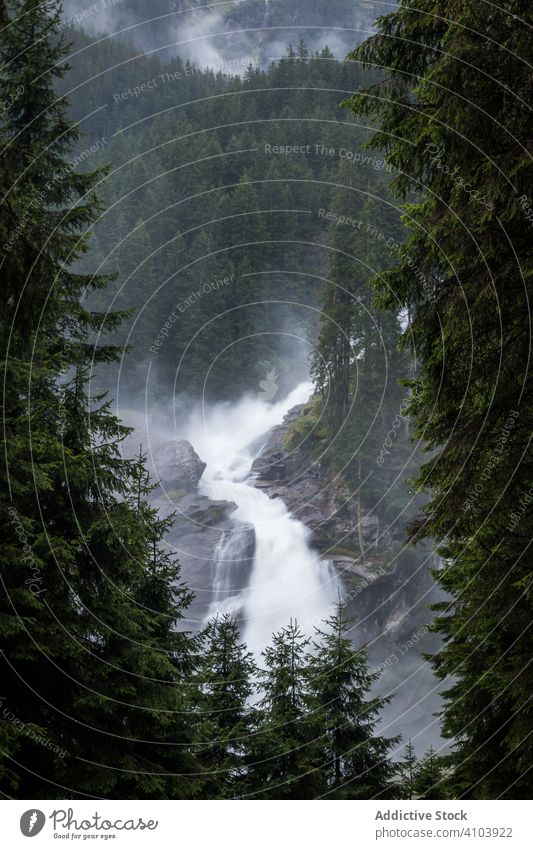 Wasserfall an einem dunstigen Tag in der Natur Klippe Sauberkeit Dunst rau platschen Landschaft Österreich malerisch strömen Fluss fließen Wahrzeichen Nebel