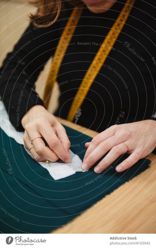 Crop-Schneiderin näht Kleidungsstück im Atelier nähen Nadel Faser Tisch Werkstatt Mode professionell Designer Bekleidung Gewebe Damenschneiderin