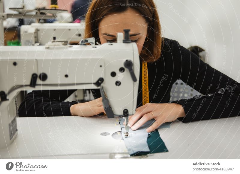 Nähen mit der Nähmaschine in der Werkstatt Näherin Arbeit Frau nähen Gewebe Handwerk Beruf Material Bekleidung Maschine Erwachsener Schneider Scheitel Element