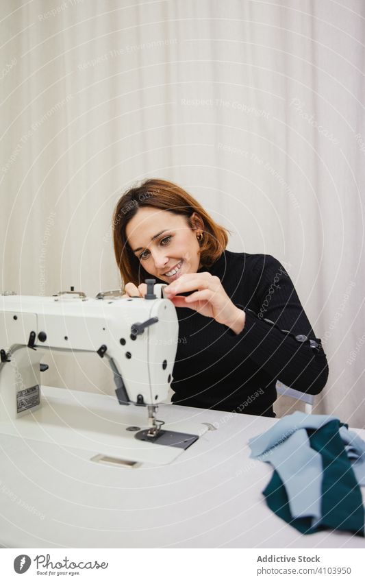 Nähen mit der Nähmaschine in der Werkstatt Näherin Arbeit Frau nähen Gewebe Handwerk Beruf Material Bekleidung Maschine Erwachsener Schneider Scheitel Element