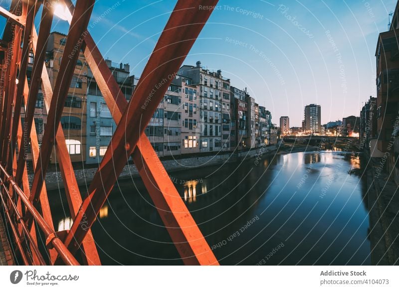 Malerische Häuserlandschaft an der Promenade bei Tag Girona Landschaft Spazierweg Appartement Gebäude lokalisieren Kanal Wasser Brücke Stadt Sommer Architektur