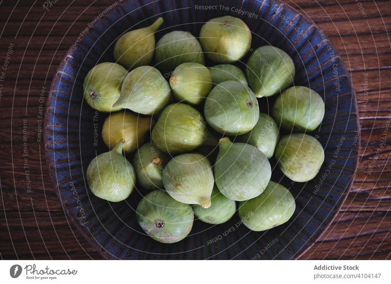 Schale mit Feigen auf dem Tisch Frucht Schalen & Schüsseln Feinschmecker Snack Mahlzeit reif Lebensmittel Ackerbau Gesundheit Pflanze Diät rustikal knackig