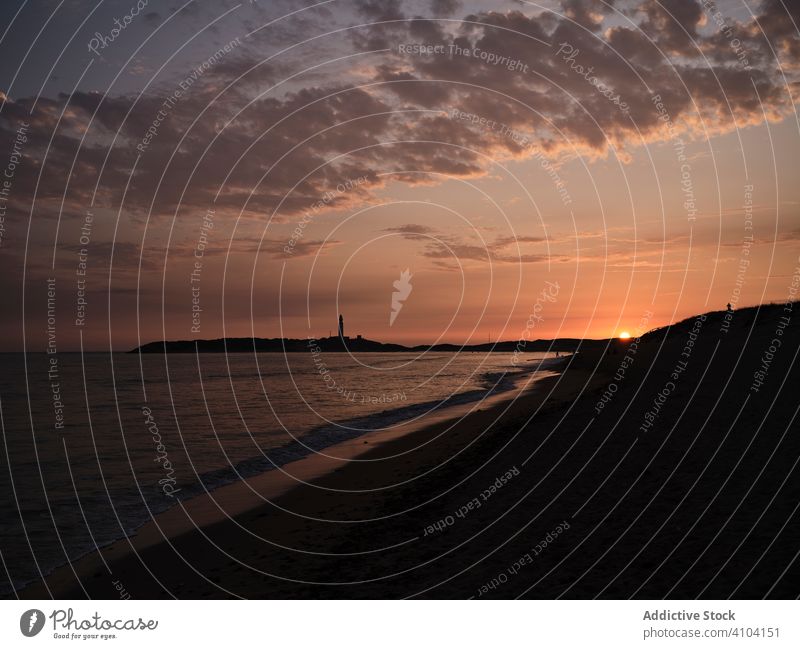 Wunderschöner Sonnenuntergang über dem Meer bei bewölktem Himmel MEER Wolken Wasser Rochen Abend dunkel Küste Strand Ufer Windstille Uferlinie ruhig Licht