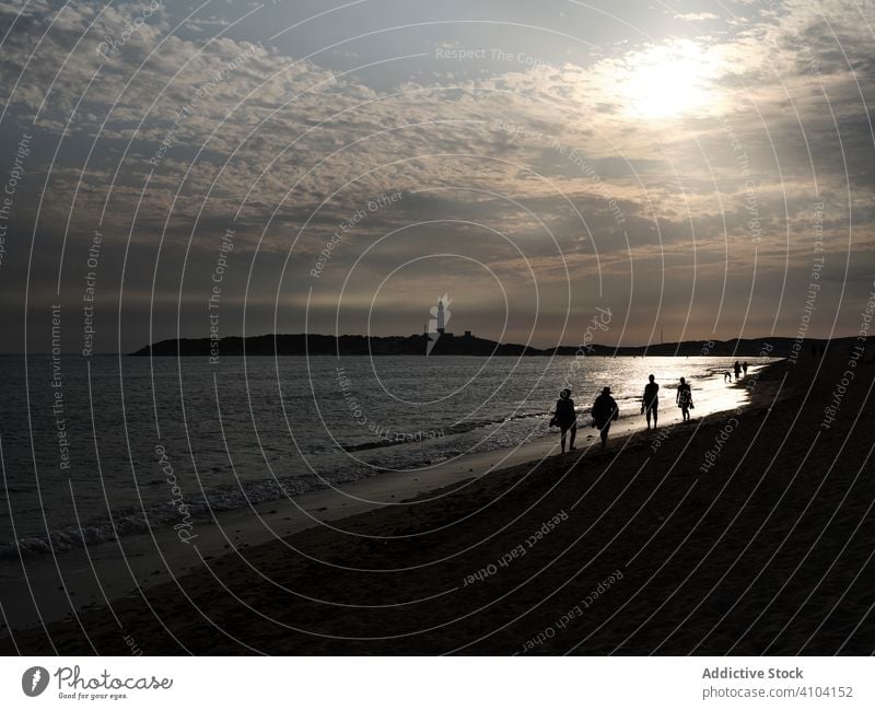 Menschen am Strand bei Sonnenuntergang Silhouette MEER Sommer Urlaub reisen Meer Freizeit im Freien Wasser Himmel Küste Freiheit Abend romantisch Ruhe Ufer