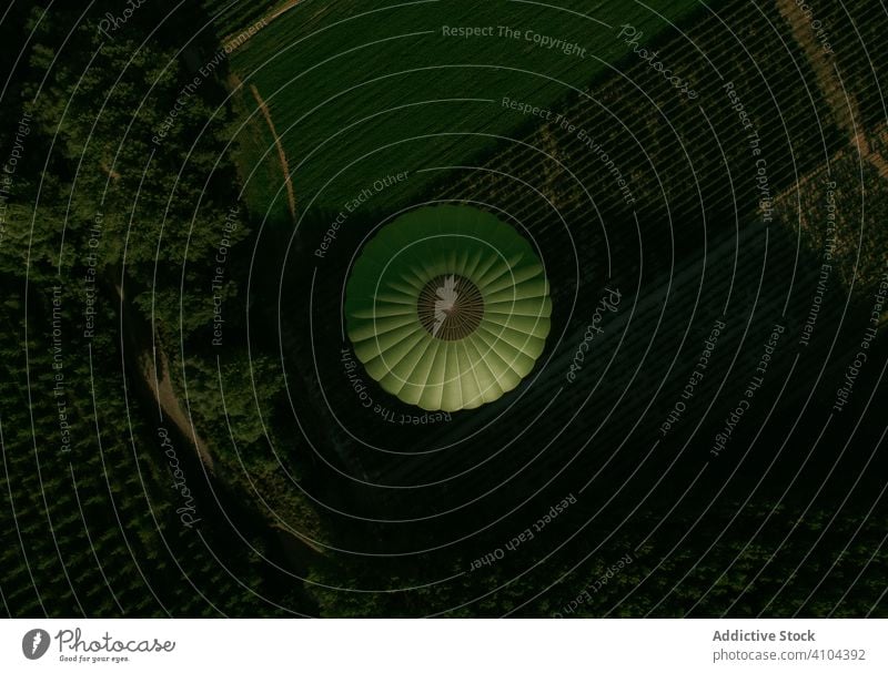 Wald und Felder und Heißluftballon Luftballon Landschaft Flug Bauernhof Umwelt Planet Baum Pflanze Gegend Natur Ausflugsziel Formation Geologie Hoheit Grün