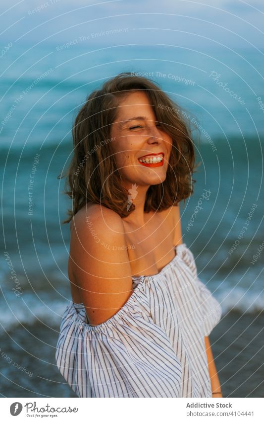 Weibliche Touristen am Meer Frau Strand Wellen Seeküste Meeresufer Himmel Himmel (Jenseits) Abenddämmerung Wolken Dame laufen Küstenlinie leer einsam blau Kleid