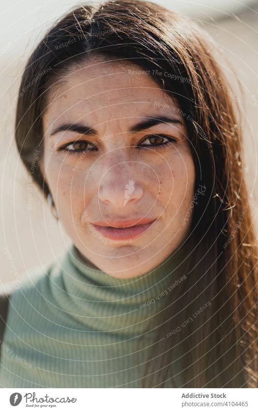 Ethnische Frau auf dem Land stehend besinnlich nachdenklich ethnisch Lifestyle Denken Lösung ernst Landschaft lässig Vorstellungskraft Beschluss u. Urteil