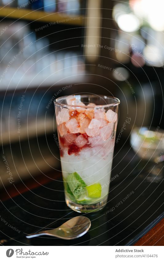 Mojito-Cocktail auf dem Bartresen Abfertigungsschalter Getränk Kalk Eis Alkohol trinken Tasse Sirup Glas Pub liquide Dienst Beruf Minze Job Löffel Erfrischung