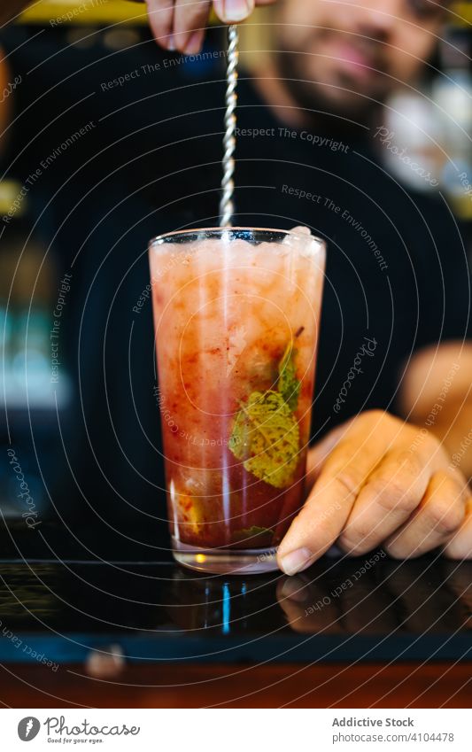 Mojito-Cocktail auf dem Bartresen Abfertigungsschalter Getränk Kalk Eis Alkohol trinken Tasse Sirup Glas Pub liquide Dienst Minze Job Löffel Vorbereitung Saft