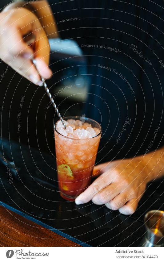 Mojito-Cocktail auf dem Bartresen Abfertigungsschalter Getränk Kalk Eis Alkohol trinken Tasse Sirup Glas Pub liquide Dienst Minze Job Löffel Vorbereitung Saft