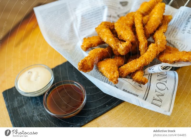 Panierte Hähnchensticks mit Dip-Saucen paniert gebraten Lebensmittel Speise lecker Koch gekocht Bestandteil Mahlzeit Portion heimwärts geschmackvoll Mittagessen