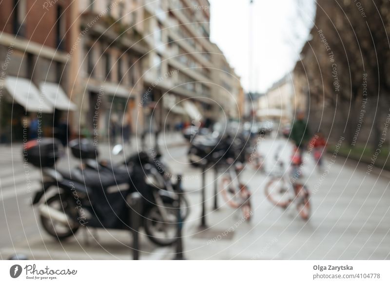 Unscharfe Straße mit Motorrädern. retro Tretroller Motorrad traditionell typisch urban Gebäude Europa Perspektive Unschärfe verschwommen schwarz Großstadt Stadt