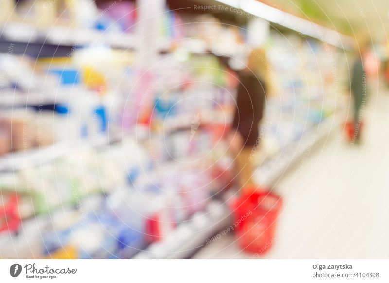 Unscharfe Menschen im Supermarkt. Lebensmittel kaufen Hintergrund Frau Unschärfe rot Produkt verschwommen im Inneren Innenbereich Markt Einzelhandel Laden Kunde